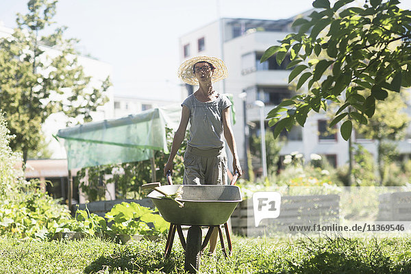 Ältere Frau arbeitet im städtischen Garten