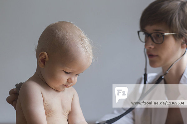 Kinderarzt bei der Untersuchung eines kleinen Jungen in einer Klinik  Freiburg im Breisgau  Deutschland