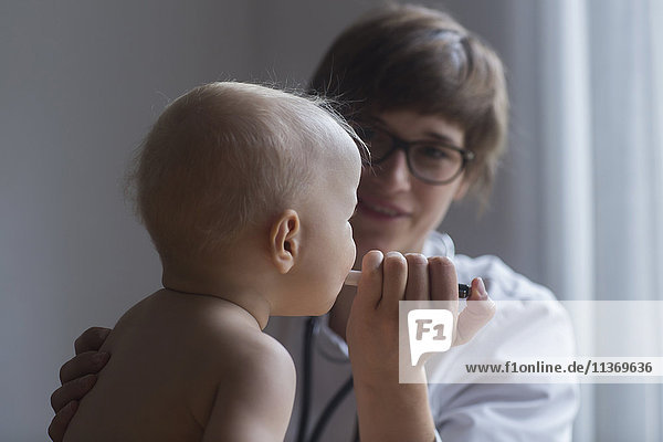Kinderarzt bei der Untersuchung eines kleinen Jungen in einer Klinik  Freiburg im Breisgau  Deutschland