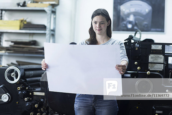 Druckereiarbeiter bei der Papierprüfung in einer Industrie