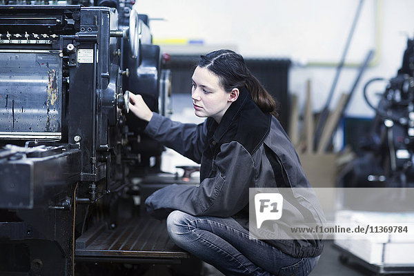 Druckereiarbeiter beim Einstellen einer Druckmaschine in einer Industrie