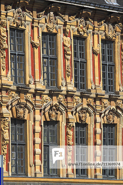 Frankreich  Nordostfrankreich  Lille  General De Gaulle Platz  Sitz der Zeitung La Voix du Nord mit 3 goldenen Statuen an der Spitze (3 französische Regionen)