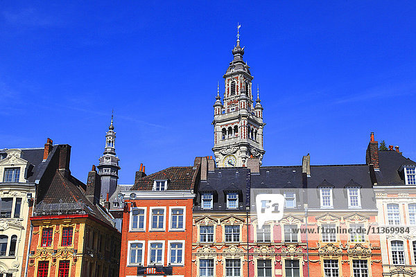Frankreich  Nordostfrankreich  Lille  General De Gaulle Platz  Sitz der Zeitung La Voix du Nord (mit 3 goldenen Statuen an der Spitze  die 3 französische Regionen repräsentieren).