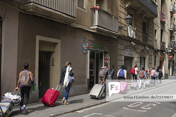 Spanien  Katalonien  Barcelona  Carrer de l'Hospital  eine Gruppe von Schülern  die mit Rollkoffern unterwegs sind.