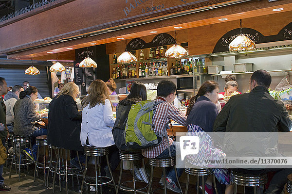 Spanien  Katalonien  Barcelona  Boqueria Market  Kunden an der Bar eines Restaurants
