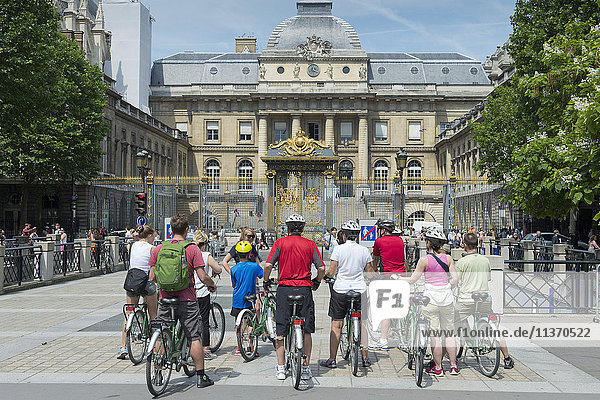 Frankreich. Paris 1. Bezirk. Ile de la CIte. Boulevard du Palais. Gruppe von Tourenradfahrern vor dem Gericht