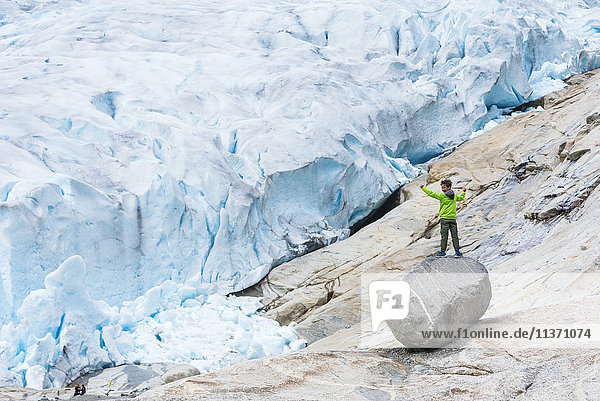 Junge auf Felsen in der Nähe des Gletschers
