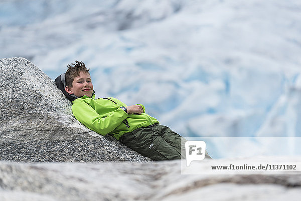 Junge entspannt sich in der Nähe des Gletschers