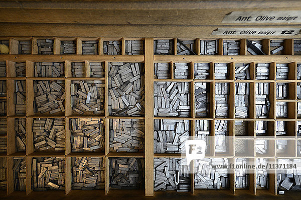 Frankreich  Schublade mit zahlreichen Fächern mit Bleibuchstaben für alte Drucke