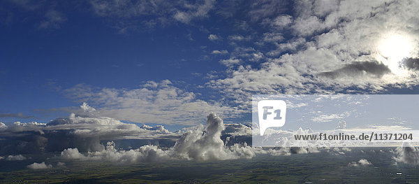 Frankreich  Luftaufnahme über den Wolken der Vendee Landschaft. blauer Himmel