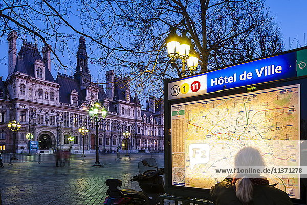 Frankreich,  Paris,  Metrostation bei Nacht im Vordergrund,  Hotel de ville (Rathaus) im Hintergrund.