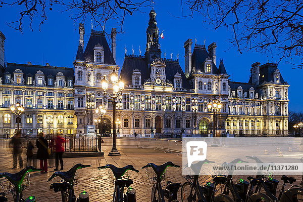 Frankreich,  Paris,  Hotel de ville (Rathaus) bei Nacht,  gemeinsame Fahrräder im Vordergrund