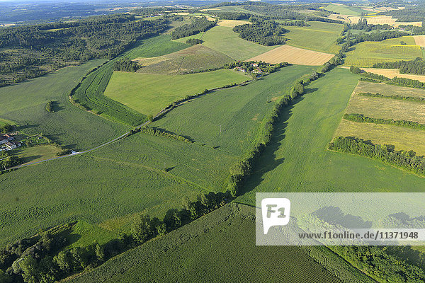 Frankreich  Dordogne  Luftaufnahme von Wiesen und Maisfeldern