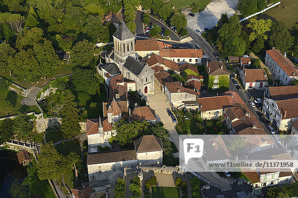 Frankreich  Dordogne  Luftaufnahme der Kirche von Bourdeilles