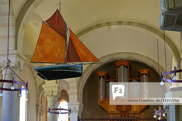 Frankreich  Westfrankreich  Vendee  Votivgaben in Form eines Segelboots in der Kirche des Heiligen Kreuzes in Saint-Gilles-Croix-de-Vie.