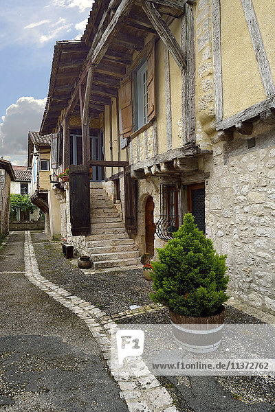Frankreich  Dordogne  vertikale Ansicht einer mittelalterlichen Straße Issigeac