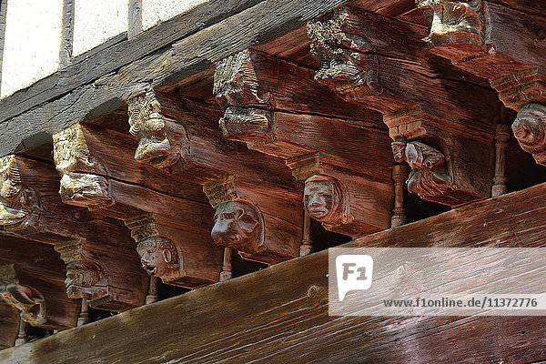 Frankreich  Ariege  auf den Holzbalken geschnitzte Figuren  die die mittelalterlichen Häuser von Mirepoix tragen.