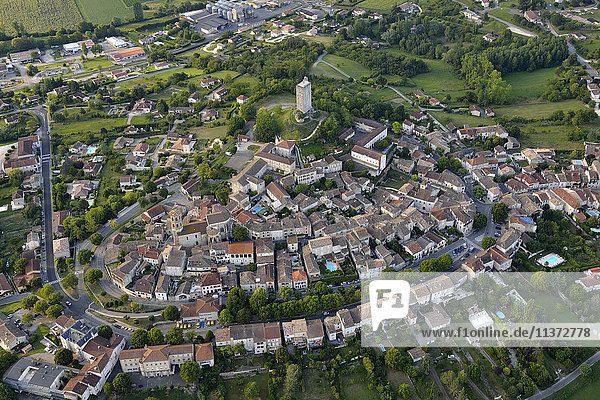 Frankreich  Lot  Luftaufnahme des Dorfes Montcuq
