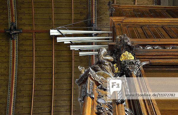 Frankreich  Westfrankreich  Trompete und Holzskulpturen in der Kirche des Heiligen Kreuzes in Saint-Gilles-Croix-de-Vie.