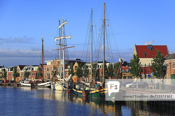 Niederlande  Friesland. Harlingen. Der Hafen.
