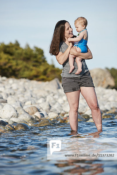 Mutter mit kleiner Tochter auf See