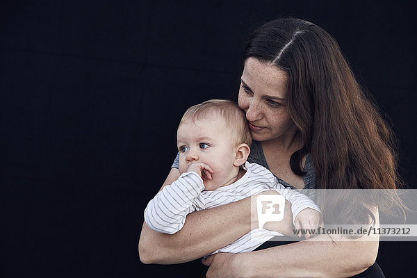Porträt einer Mutter mit einem kleinen Mädchen