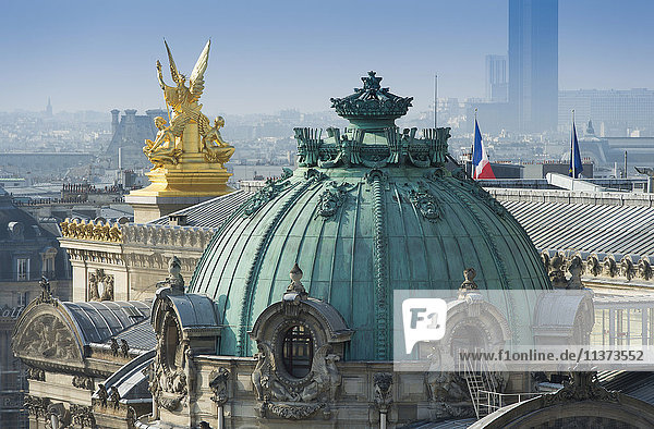 Frankreich. Paris  9. Bezirk. Pariser Oper (Garnier-Oper). Vergoldete Skulptur  die die Fassade schmückt: '' die Poesie''  Werk von Watrinelle'.
