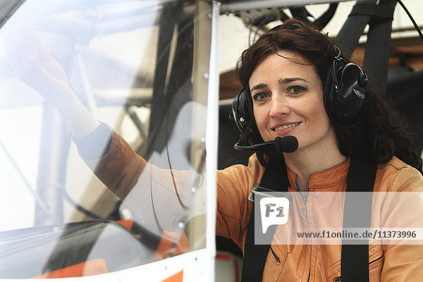 Pilotin im Cockpit ihres Ultraleichtflugzeuges.