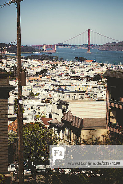 Gebäude mit Golden Gate Bridge im Hintergrund