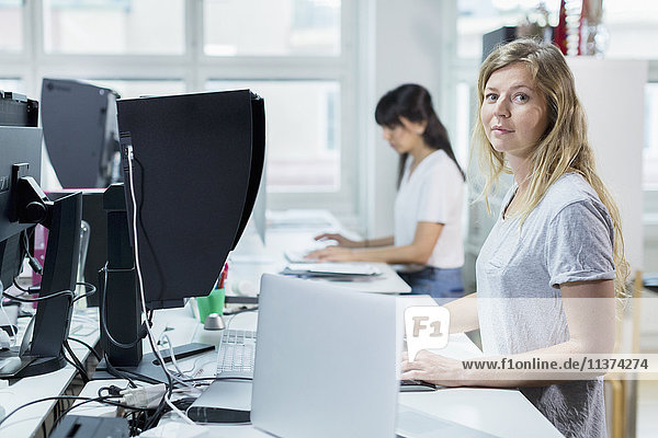 Frauen im Büro am Computer