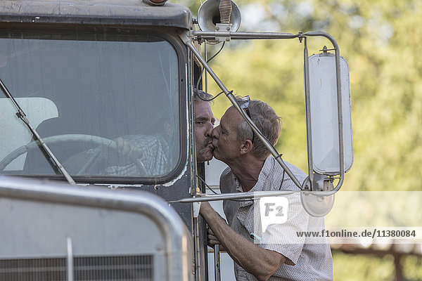 Kaukasischer Mann küsst LKW-Fahrer