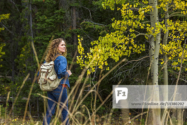 Kaukasische Frau beim Wandern im Wald