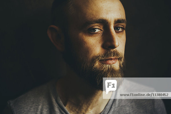 Porträt eines ernsten kaukasischen Mannes mit Bart