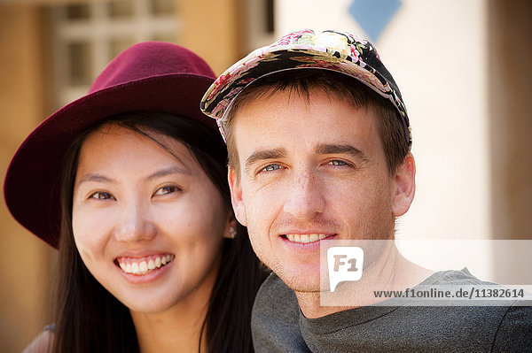 Porträt eines lächelnden Paares mit Hüten