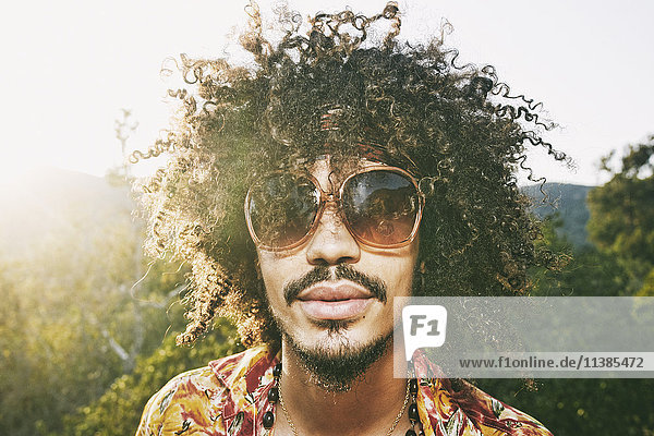 Porträt eines gemischtrassigen Mannes mit Sonnenbrille