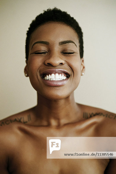 Porträt einer lächelnden schwarzen Frau mit geschlossenen Augen