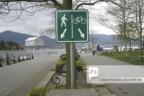 Hinweisschild für Fußgänger- und Fahrradwege am Wasser