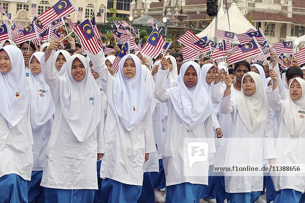 Junge Frauen mit malaysischen Fahnen am 16. September  dem Unabhängigkeitstag Hari Merdeka  Kuala Lumpur  Malaysia  Asien