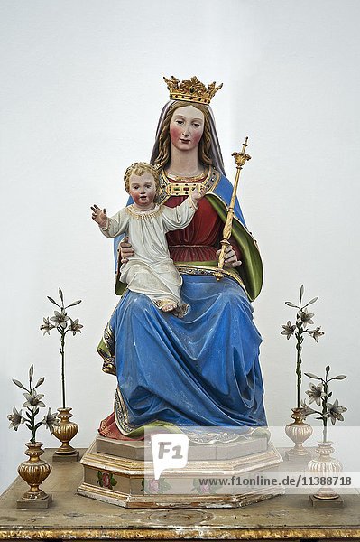 Die Jungfrau Maria hält das Jesuskind mit Zepter und Krone in der Klosterkirche St. Peter und Paul in Weyarn  Oberbayern  Bayern  Deutschland  Europa