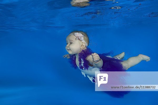 Baby  Mädchen  als Balletttänzerin verkleidet  schwimmt unter Wasser in einem Pool  Odessa  Ukraine  Europa
