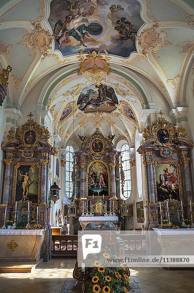 Altarraum der Wallfahrtskirche Wilparting  St. Marinus und Anian  Irschenberg  Oberbayern  Deutschland  Europa
