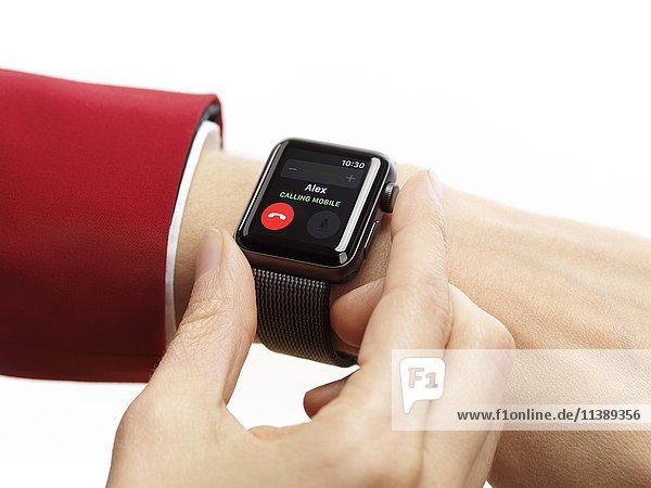 Frau mit Armbanduhr Apple Watch Series 2 Smartwatch eingehender Anruf