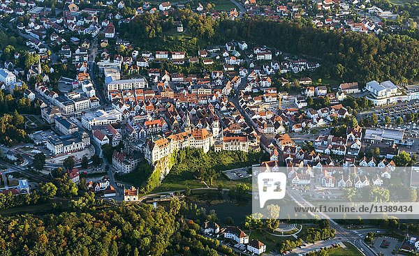 Luftaufnahme  Schloss Sigmaringen mit Stadt Sigmaringen  Baden-Württemberg  Deutschland  Europa