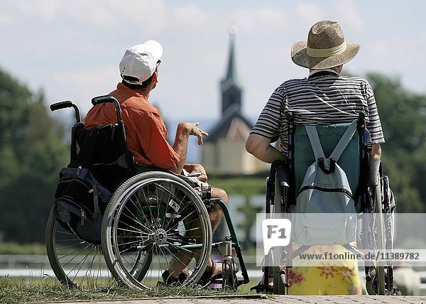Zwei Männer in Rollstühlen  Iffezheim  Baden Württemberg  Deutschland  Europa