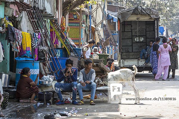 Straßenszene  Slum  Bezirk Mandvi  Mumbai  Maharashtra  Indien  Asien