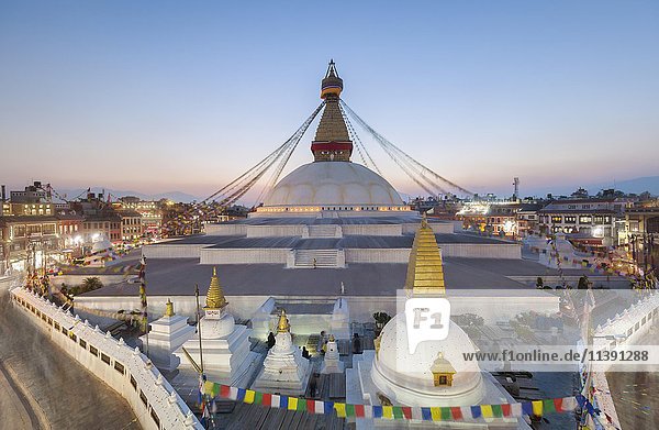 Abenddämmerung am Boudhanath-Stupa  Boudhanath  Kathmandu  Nepal  Asien