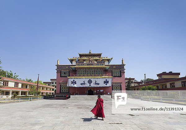 Mönch vor dem Shechen-Kloster  nahe Boudhanath  Kathmandu  Nepal  Asien