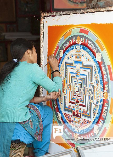Künstlerin bei der Arbeit an einem Mandala in einem lokalen Kunsthandwerksladen  in der Nähe von Bhaktapur  Nepal  Asien
