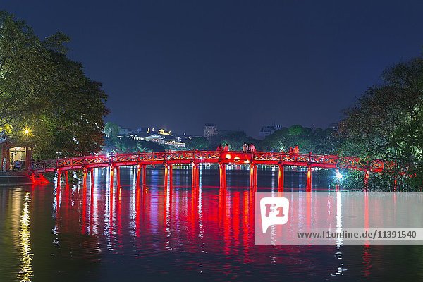 Die Huc-Brücke zum Ngoc Son-Tempel  Hoan Kiem See  Hanoi  Vietnam  Asien