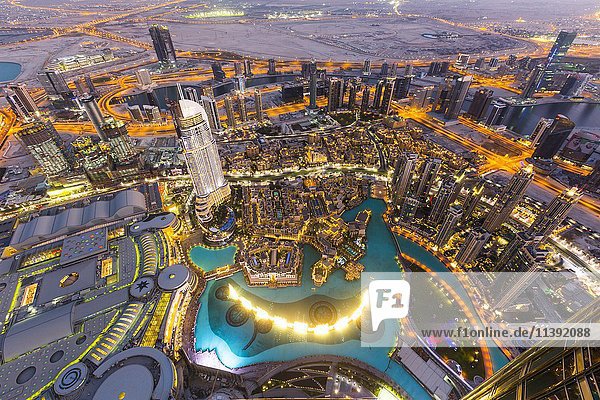 Blick von der Aussichtsplattform des Burj Khalifa  Dubai Fountain  The Address Downtown Burj  Dubai Mall und Souk Al Bahar  abends  Downtown Dubai  Vereinigte Arabische Emirate  Asien